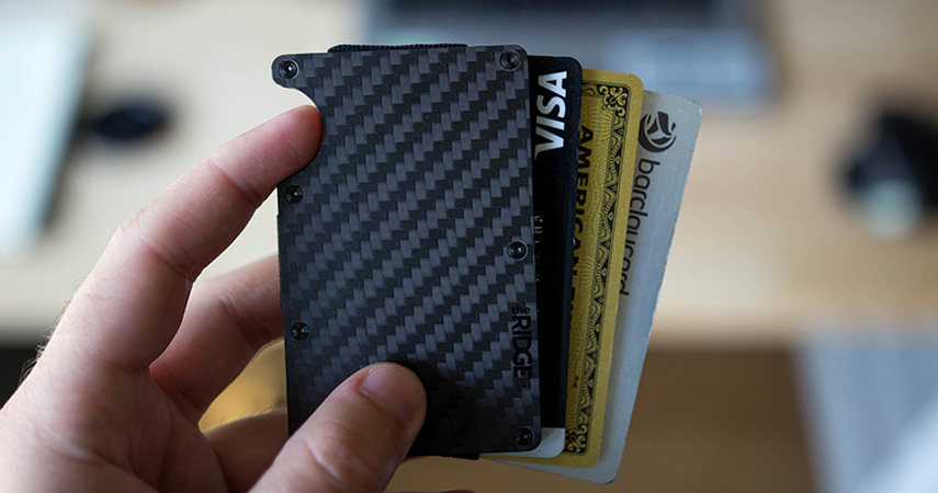 Fitur dompet serat karbon, dompet logam dan dompet kulit.